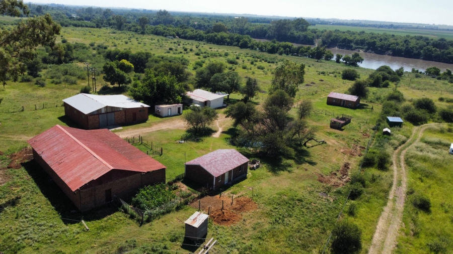 Commercial Property for Sale in Leeudoringstad North West